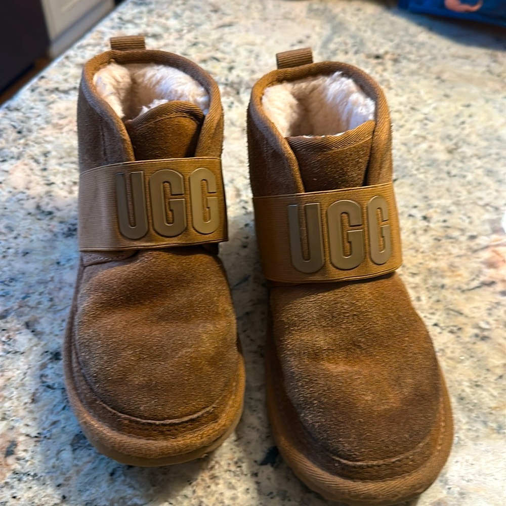 UGG® kids Neumel II Graphic Slip On Boot -Chestnut